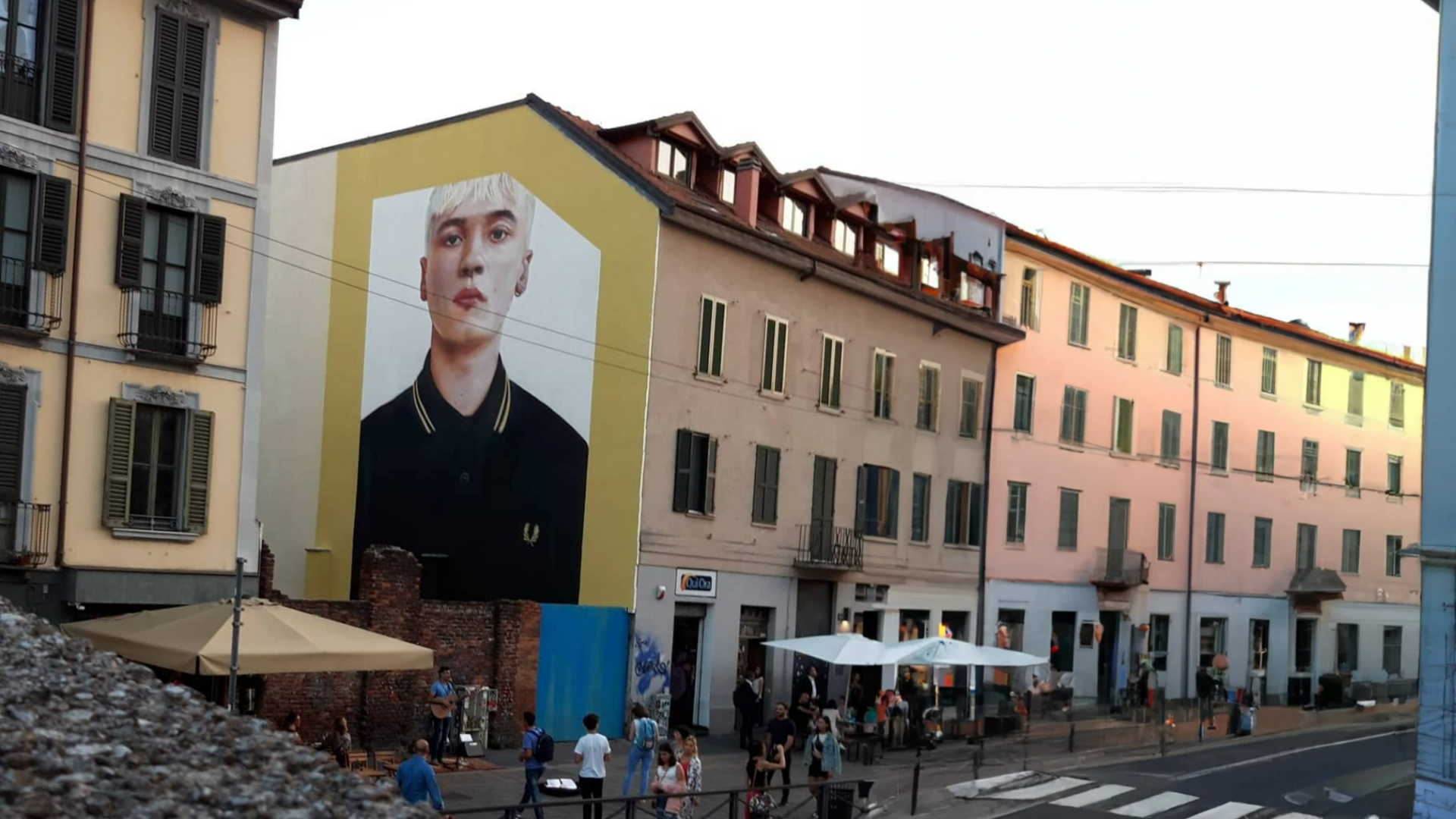 Die künstlerische Odyssee von Mate: Graffiti-Werbung auf den Straßen Europas