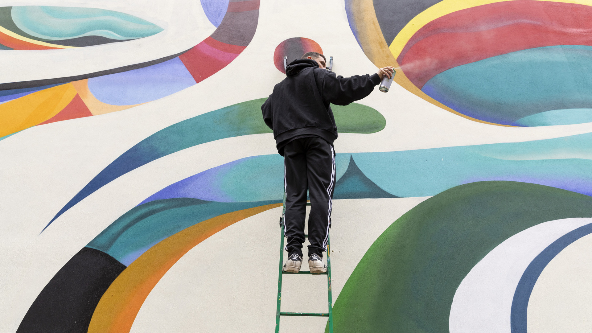 Künstler- und Marken-Kollaborationen in Aktion: Sabek transformiert den Standort Madrid von WeWork