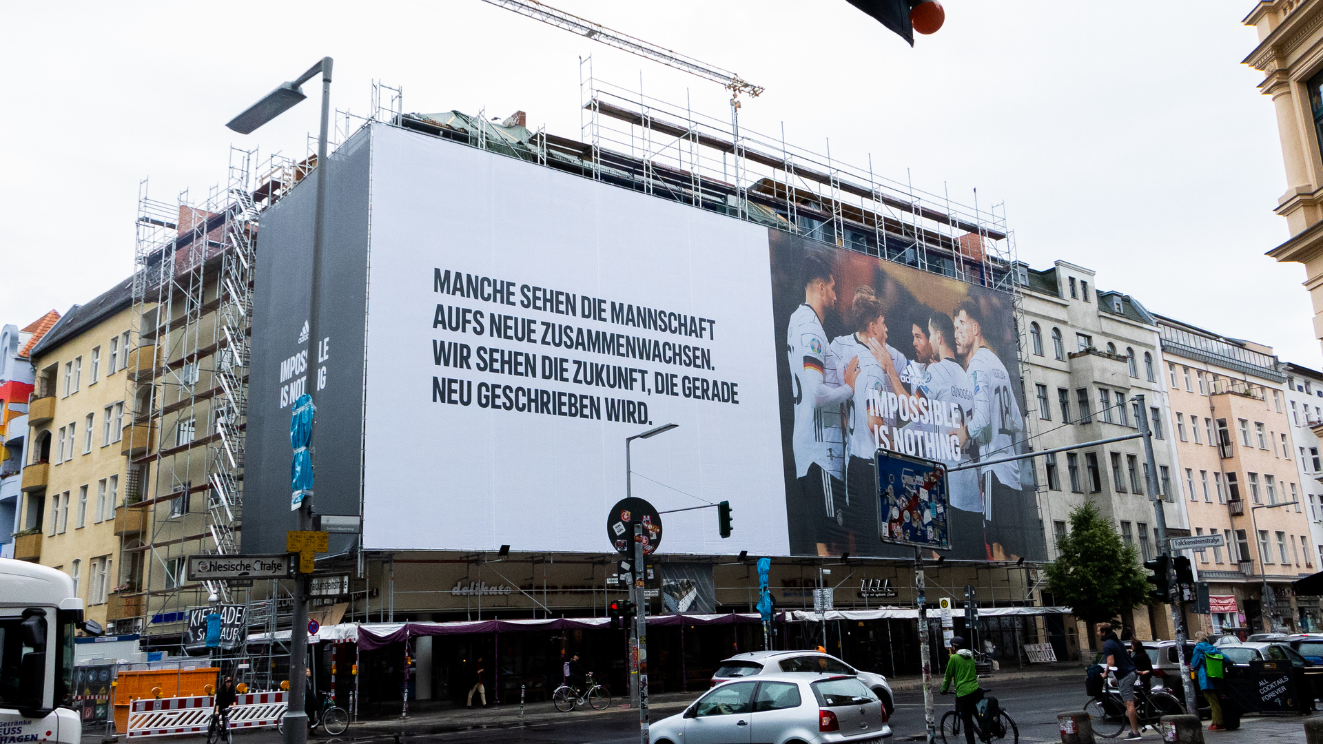 XXL-Fassadenwerbung geht auch anders: Welche Vorteile bieten handgemalte Wandbilder?