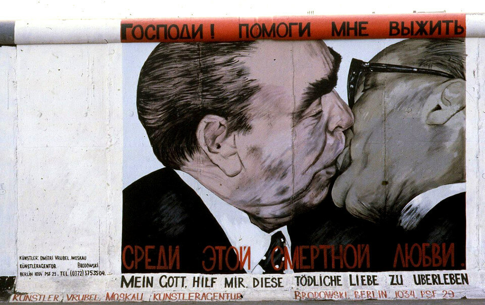 Господи помоги выжить среди этой смертной любви. Господи помоги мне выжить среди этой смертной любви. Брежнев и Хонеккер поцелуй Берлинская стена. Граффити на Берлинской стене Брежнев и Хонеккер.